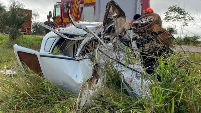 Homem morre depois de bater carro de frente em carreta bitrem 