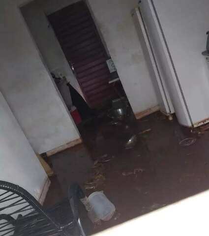 Chuva faz rua virar rio e enxurrada invade casa no Coophatrabalho 