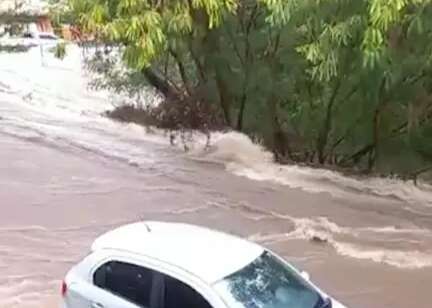 Córrego transborda com chuva e água toma conta de avenida na Capital