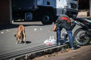 No Centro de Campo Grande, homem busca comida no lixo: &#34;Pessoal maltrata se pedir&#34;. (Foto: Henrique Kawaminami)