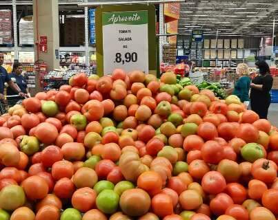 Cesta básica ficou mais barata em maio, mas tomate está quase R$ 6 mais caro