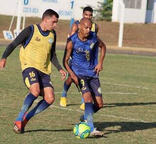 Jogadores do Costa Rica em treino com bola após derrota para o Brasiliense. (Foto: Divulgação)