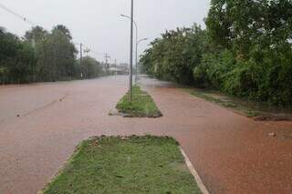 Trecho da avenida José Barbosa Rodrigues tomado por água. (Foto: Kísie Ainoã)