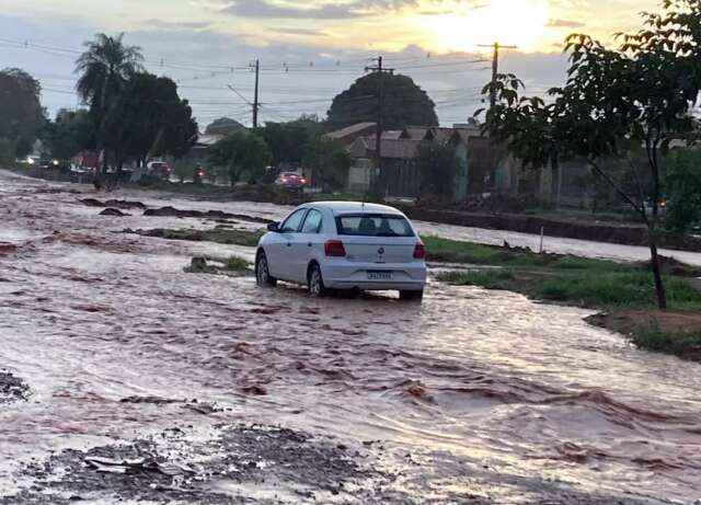Durante chuva, rajadas de vento ultrapassaram os 80 quil&ocirc;metros por hora