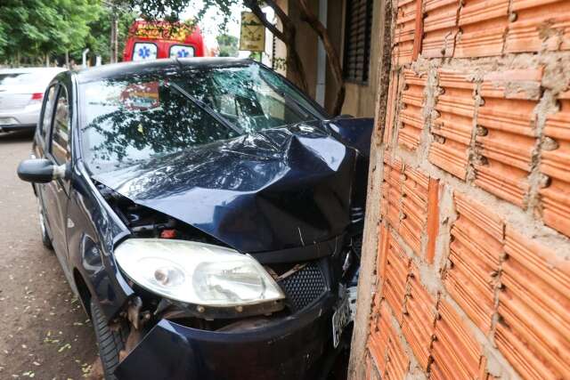 Só ouvi a pancada violenta embriagado motorista bate em muro e