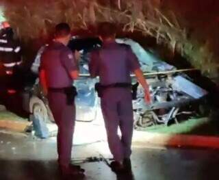 Policiais no local onde houve acidente na noite de ontem. (Foto: Rádio Caçula)