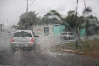 Chuva na Avenida Manoel da Costa Lima, região sul de Campo Grande, nesta manhã. (Foto: Henrique Kawaminami)