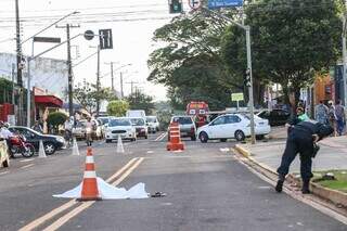 Thierre caiu no meio da Avenida das Bandeiras, em Campo Grande. (Foto: Henrique Kawaminami)
