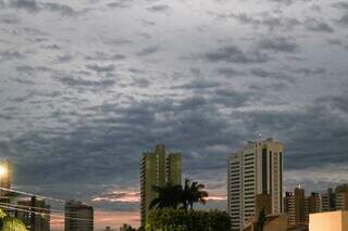 Céu com muitas nuvens em Campo Grande nesta quinta-feira. (Foto: Henrique Kawaminami)