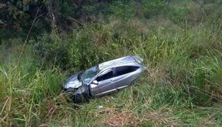 Carro parou em mata, à margem de rodovia, em Costa Rica. (Foto: MS Todo Dia)