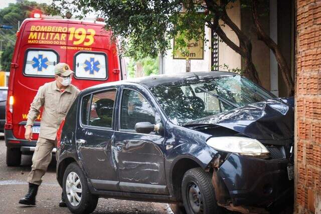 S Ouvi A Pancada Violenta Embriagado Motorista Bate Em Muro E