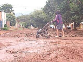 No dia seguinte da chuva, moradores se deparam com lama e sujeira. (Foto: Cleber Gellio)