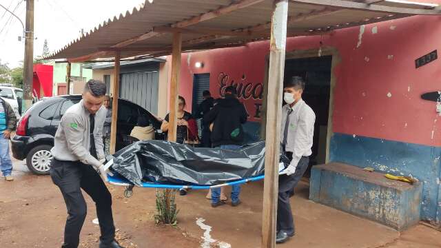 Mulher &eacute; encontrada morta em casa com marcas de viol&ecirc;ncia 