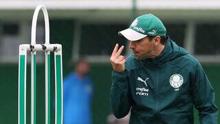 Técnico Abel Ferreira gesticula durante treino do Palmeiras. (Foto: Divulgação)