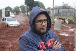 O morador Henrique dos Santos, que ajuda os motoristas que atolam no cruzamento. (Foto: Marcos Maluf)