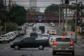 Região central de Campo Grande com asfalto molhado. (Foto: Henrique Kawaminami) 