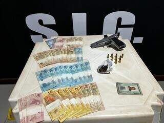 Munições, arma e dinheiro apreendidos. (Foto: Polícia Civil)