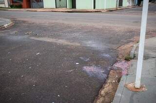 Sangue de Willian ainda está no local onde ele foi executado (Foto: Henrique Kawaminami)