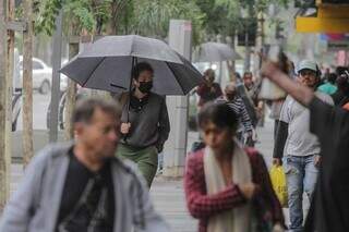 Quem foi para rua precisou de proteger do frio e da chuva nesta manhã. (Foto: Marcos Maluf)