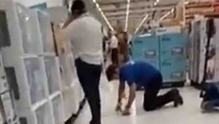 Cliente filmou momento em que vendedor se ajoelhou para limpar o chão. (Foto: Reprodução) 
