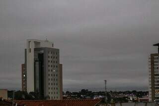 Céu nublado nesta manhã em Campo Grande. (Foto: Henrique Kawaminami)