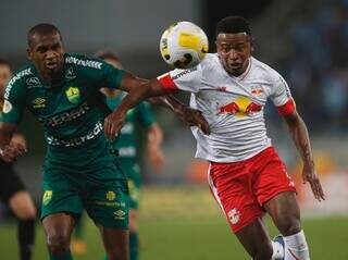 Disputa de bola durante o duelo desta noite. (Foto: Ari Ferreira / Red Bull Bragantino)