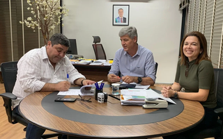 Convênio assinado com prefeito, secretário de Infraestrutura e também a secretária de Meio Ambiente de Bonito, Ana Cristina Trevelin.