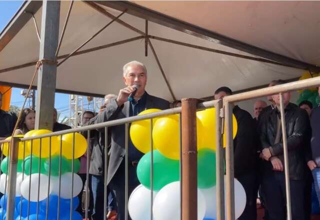 No desfile de anivers&aacute;rio, Reinaldo lembra passagem pela prefeitura de Maracaju