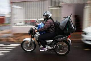 Elen leva tudo o que precisa na garupa de sua moto. (Foto: Henrique Kawaminami)