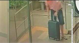 Adriano pegando a mala da ultima vitima do ataque. (Foto: Retirada do processo) 