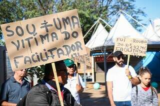 Em 7 de maio deste ano, clientes lesados pela mesma empresa protestaram na Praça dos Imigrantes. (Foto: Henrique Kawaminami)