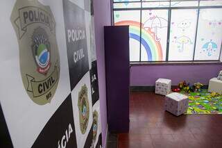 Sala de acolhimento às mulheres vítimas de violência da DAM (Delegacia de Atendimento à Mulher) de Corumbá. (Foto: Prefeitura de Corumbá) 