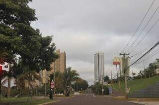 Céu de Campo Grande na manhã deste sábado. (Foto: Paulo Francis)