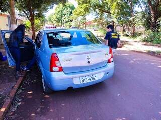 Carro do casal assassinado foi localizado a 10 km do local do crime. (Foto: Adilson Domingos)