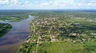 Cidade às margens do Rio Paraguai. (Foto: Edemir Rodrigues)
