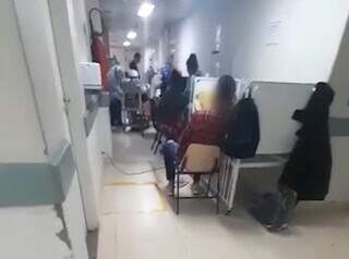 Mãe registrou lotação em corredor no Hospital Regional, onde filha está internada na Capital. (Foto: Reprodução/Direto das Ruas)
