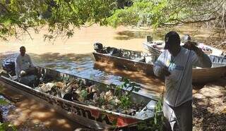 Para retirada do lixo foi preciso auxilios de barcos. (Foto: Polícia Militar Ambiental)