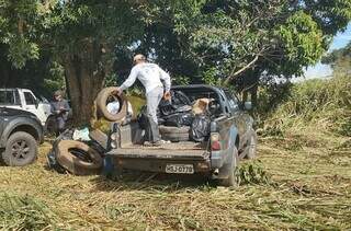 Lixo retirado do Rio Negro e sendo colocado no carro para descarte. (Foto: Divulgação/Polícia Militar Ambiental)