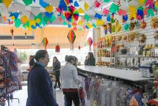 Clientes escolhem artigos juninos na loja Bazar São Gonçalo. (Foto: Marcos Maluf)