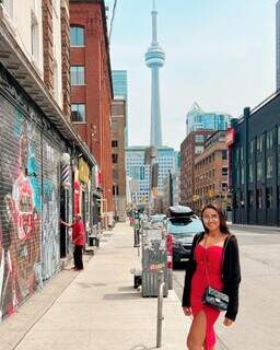 Valéria turistando em Toronto, no Canadá, que agora é o seu novo lar. (Foto: Arquivo pessoal)