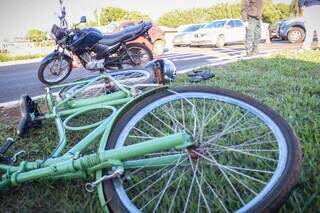 Bicicleta e moto envolvidas em acidente (Foto: Henrique Kawaminami)