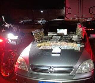 Drogas e dinheiro apreendidos com o traficante. (Foto: Choque) 