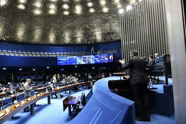 Projeto aprovado pelo Senado limita ICMS dos combust&iacute;veis a 17% 