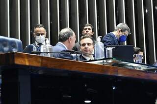 Sentados à Mesa Diretora, relator do projeto, senador Fernando Bezerra Coelho conversa com o presidente Rodrigo Pacheco. (Foto: Waldemir Barreto/Agência Senado)