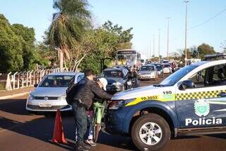 Trânsito na Avenida Duque de Caxias está tumultuado após acidente. (Foto: Henrique Kawaminami)