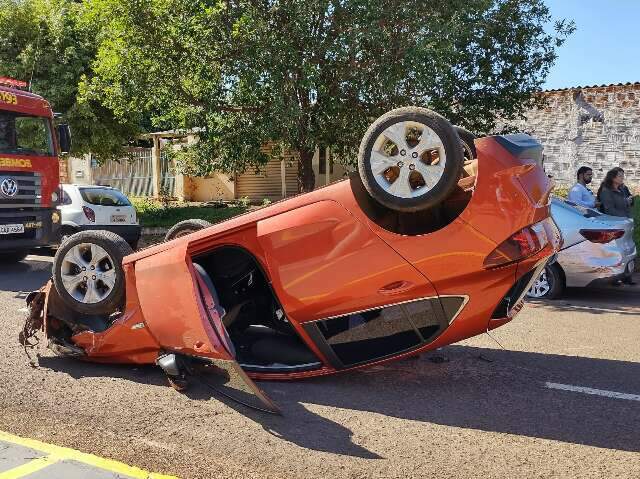 Motorista atinge veículo estacionado e carro capota no Coronel Antonino