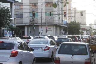 Trânsito no cruzamento das ruas 7 de Setembro e Rui Barbosa logo cedo, hoje. (Foto: Marcos Maluf)