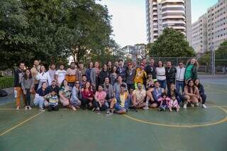 Participantes reunidos na 1ª Gaymada de Campo Grande. (Foto: Kísie Ainoã)
