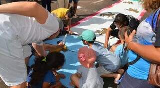 É tradição anual montar o tapete no Centro da Capital. (Foto: Divulgação Arquidiocese de Campo Grande)