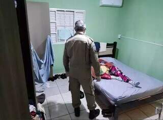 Madrasta foi morta a facadas na cama no quarto do casal. (Foto: Adilson Domingos) 